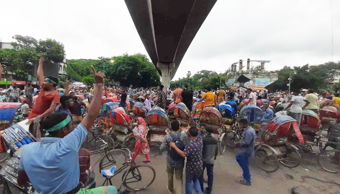 এবার সড়ক অবরোধ রিকশাওয়ালাদের