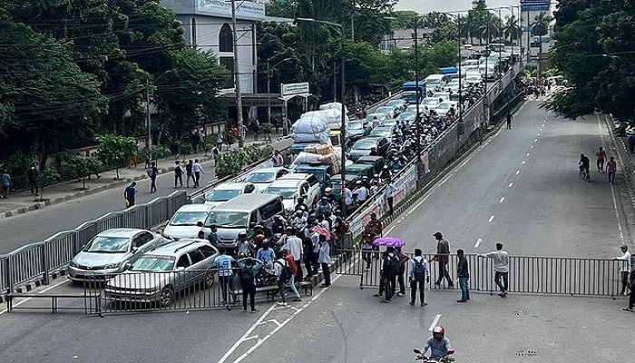 তেজগাঁওয়ে কারিগরি শিক্ষার্থীদের সড়ক অবরোধ, তীব্র যানজট